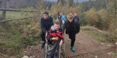 Вільям Бернс - Учителя плакали. Дети с Волыни самостоятельно вынесли одноклассника с инвалидностью на гору, чтобы осуществить его мечту - nv.ua - Украина