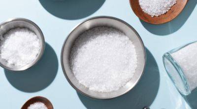 Чем вредна соль, можно ли употреблять морскую соль вместо обычной – объяснение врачей - apostrophe.ua - Украина