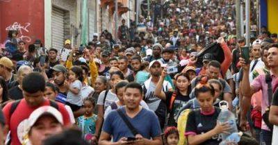 Марш мигрантов: около 5 тысяч человек отправились пешком от границы Мексики в сторону США - obzor.lt - США - Мексика - Венесуэла - Куба - Гаити - Гватемала