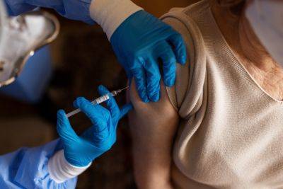 Игорь Кузин - Getty Images - Вакцинация от ковида - нужно ли делать дополнительную прививку в 2023-2024 году - apostrophe.ua - Украина