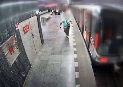 В метро Праги мужчина угрожал пассажирам пистолетом: видео - vinegret.cz - Чехия - Прага