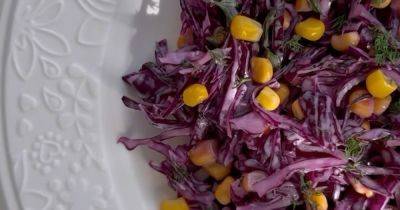 Салат из красной капусты с кукурузой: легкий рецепт полезного блюда - focus.ua - Украина