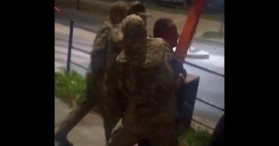 Военкомы силой посадили мужчин в бус в Тернополе: в ТЦК проводят проверку (видео) - focus.ua - Украина - Тернополь
