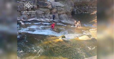 В Яремче чудом спасли ребенка, упавшего в известный водопад (фото, видео) - fakty.ua - Россия - Украина - Яремче - Гсчс