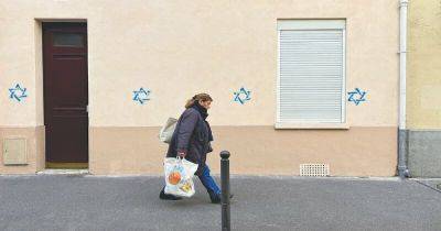 Жеральд Дарманен - На домах Парижа появились десятки звезд Давида: начато расследование антисемитских граффити - dsnews.ua - Украина - Франция - Париж - Палестина
