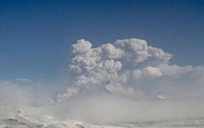 На Камчатке вулкан выбросил несколько столбов пепла - korrespondent.net - Россия - Украина - Италия - Камчатский край - штат Гавайи - Ключи - Индонезия - Камчатск