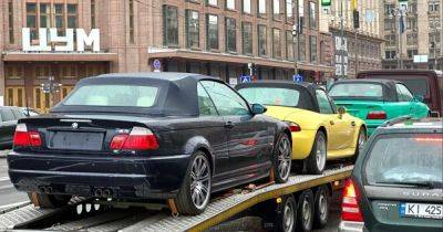 В Киеве заметили автовоз с редкими коллекционными спорткарами BMW (фото) - focus.ua - Украина - Киев