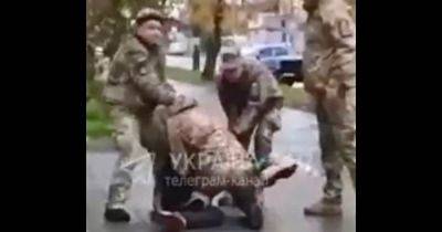 "Неприемлемая ситуация": в ТЦК отреагировали на драку между мужчиной и военным (видео) - focus.ua - Украина - Житомир - Нападение