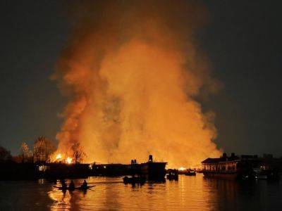 Трое туристов погибли во время пожара на плавучих домах в Индии - unn.com.ua - Украина - Киев - Индия - Reuters