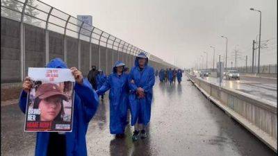Биньямин Нетаниягу - Семьи заложников идут под проливным дождем в Иерусалим: "Мы требуем освобождения сейчас" - vesty.co.il - США - Израиль - Тель-Авив - Иерусалим