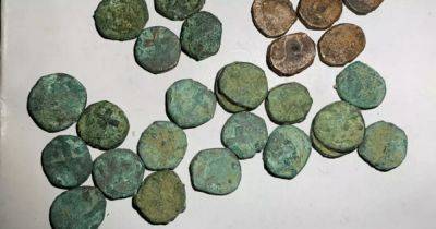 Неожиданная находка: индийский фермер нашел клад из 832 монет португальской эпохи (фото) - focus.ua - Украина - Индия - Португалия - Находка