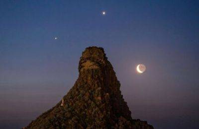 Луна, Юпитер и Венера появились в небе одновременно – фото скалы в Италии - apostrophe.ua - Украина - Италия
