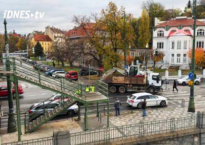 Сотни пражан опоздали на работу из-за невнимательности водителя грузовика - vinegret.cz - Чехия - Прага