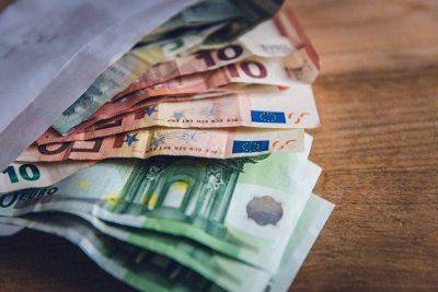 Курс евро на Московской бирже упал ниже 97 рублей впервые с 4 июля - smartmoney.one - Москва