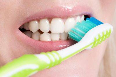 Будут проблемы с зубами: почему не нужно мочить зубную щетку перед тем, как вы наносите на нее пасту - hyser.com.ua - Украина