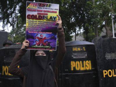 Крис Мартин - В Индонезии протестуют против концерта Coldplay из-за поддержки группы ЛГБТК+ - unn.com.ua - Украина - Киев - Англия - Малайзия - Индонезия - Джакарта - Протесты