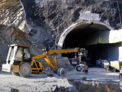 В Индии до сих пор под завалами 40 рабочих в тоннеле в Гималаях: для спасения попробуют новую машину - unn.com.ua - Украина - Киев - Индия - штат Уттаракханд