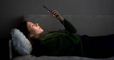 Пользоваться телефоном перед сном все-таки можно: ученые развенчали миф - cxid.info - Прага