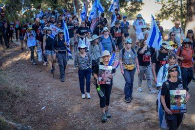 Марш семей похищенных в пятницу идет по шоссе 1 к Иерусалиму - news.israelinfo.co.il - Тель-Авив - Иерусалим