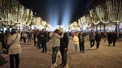 Париж зажёг экологичные рождественские огни - ru.euronews.com - Франция - Париж
