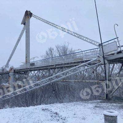 Часть пешеходного моста в Изюме упала в реку (фото) - objectiv.tv - Россия