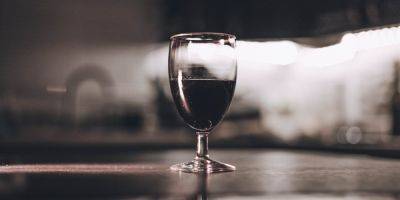 Казалось бы. Исследователи нашли неожиданную причину головной боли после употребления красного вина - nv.ua - Украина