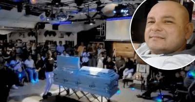 Танцы вокруг гроба: семья простилась с покойным отцом в ночном клубе (видео) - focus.ua - Украина - New York