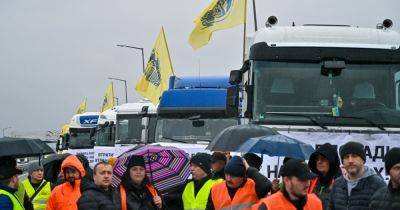 "Предупредительная акция": украинские перевозчики устроили митинг на границе с Польшей (фото) - focus.ua - Украина - Польша