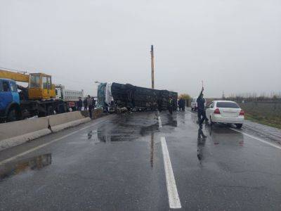 В Самаркандской области перевернулся автобус, один человек погиб. Видео - podrobno.uz - Узбекистан - Ташкент