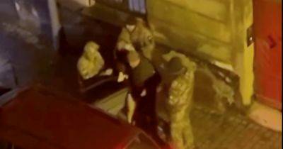 Во Львове работники ТЦК "упаковали" мужчину и выбили телефон из рук женщины (видео) - focus.ua - Россия - Украина - Львов - Нападение