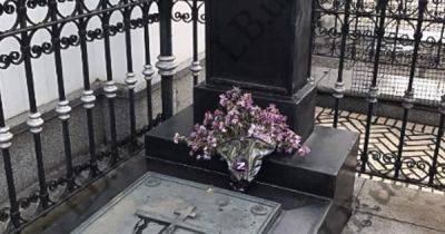 "Черти все не успокоятся": в сети возник скандал из-за цветов на могиле в Лавре (фото) - focus.ua - Украина - Киев - Российская Империя
