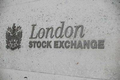 Хью Пилл - Торги на британском рынке акций проходят с небольшим снижением - smartmoney.one - Москва - Англия - Reuters
