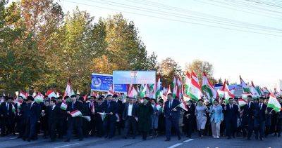 В Душанбе состоялись торжественное мероприятие и шествие в честь Дня Государственного флага Таджикистана - dialog.tj - Душанбе - Таджикистан