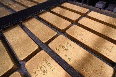 Золото растет в цене на фоне ослабления доллара - smartmoney.one - Москва - США - Reuters