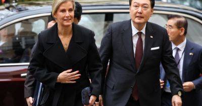 Джуди Денч - принц Эдвард - Риши Сунак - король Чарльз - Герцогиня Эдинбургская Софи продемонстрировала элегантные образы на встрече с президентом Южной Кореи - focus.ua - Южная Корея - Украина - Англия