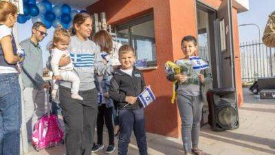 В Ашкелоне вновь открылись школы и детсады, в Сдероте начался ремонт железной дороги - vesty.co.il - Израиль - Ашкелон