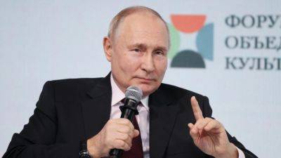 Владимир Путин - Путин подписал закон об остановке индексации зарплат чиновникам - svoboda.org - Россия