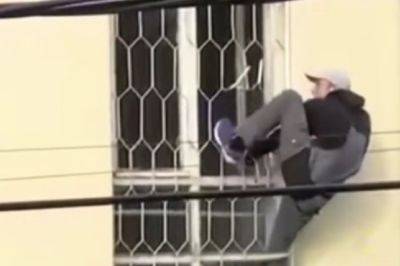 Эпичный побег из ТЦК: мужчина сиганул из окна второго этажа. Видео - ukrainianwall.com - Украина - Закарпатская обл.