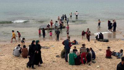 Жители Газы проводят время на пляже. О ХАМАСе - ни слова - vesty.co.il - Израиль - Reuters