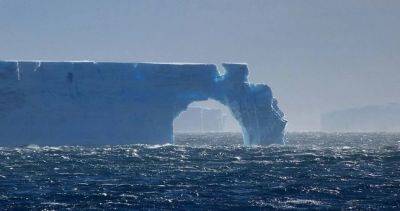 Крупнейший в мире айсберг А23а в результате дрейфа вынесло в чистую воду в Южном океане - dialog.tj - Санкт-Петербург - Антарктида