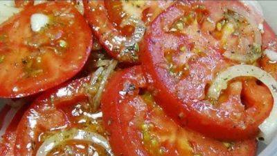 На Новый год эта закуска разойдется моментально: рецепт простого салата с помидорами и обжаренным луком - hyser.com.ua - Украина