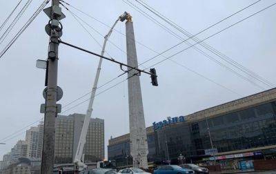В Киеве демонтируют звезду с обелиска городу-герою - korrespondent.net - Украина - Киев