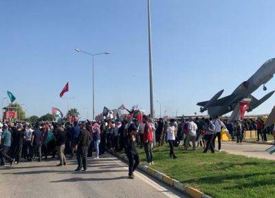В Турции толпа с флагами Палестины пыталась прорваться на военную авиабазу США - unn.com.ua - США - Украина - Киев - Израиль - Турция - Палестина