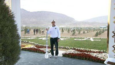Сердар Бердымухамедов - Сердар Бердымухамедов осмотрел конюшню и посадил дерево на субботнике - hronikatm.com - Туркмения
