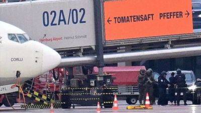 Мужчина, захвативший в заложники четырехлетнюю девочку в аэропорту Гамбурга, сдался полиции - fokus-vnimaniya.com - Турция - Германия - Reuters
