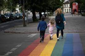В Сейме отклонено предложение кабмина отказаться от запрета рассказывать о ЛГБТИК-семье - obzor.lt - Венгрия - Литва