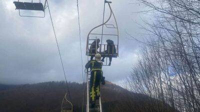 В горах на Закарпатье 22 человека зависли на подъемнике: их спасали 2 часа - pravda.com.ua - район Хустский - Гсчс