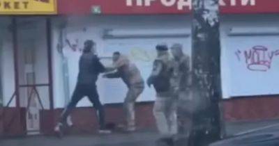 В Житомире мужчина бросился с кулаками на сотрудника ТЦК (ВИДЕО) - dsnews.ua - Украина - Житомирская обл. - Житомир