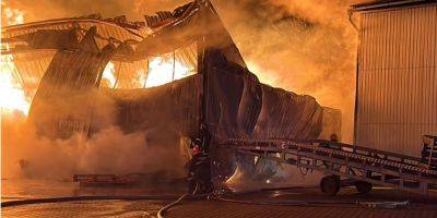 В Виннице вспыхнул масштабный пожар на складе ламината — фото - nv.ua - Украина - Винницкая обл. - Гсчс