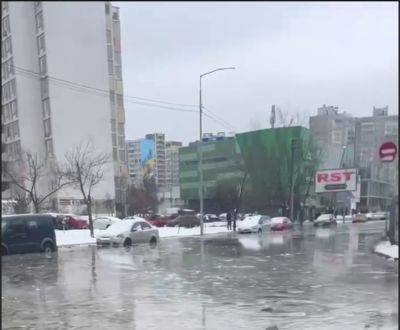 В Киеве затопило улицу - видео 1 декабря - apostrophe.ua - Украина - Киев - район Дарницкий
